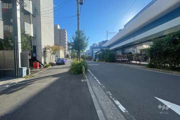 敷地西側の前面道路