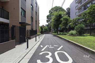 敷地南西側の前面道路(