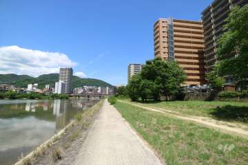 敷地の南側には武庫川が流れています。