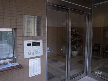 エントランスはオートロック付きです。