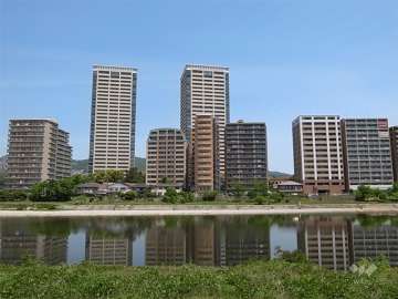 武庫川沿いには多くのマンションが立ち並んでいます。