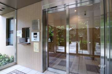 エントランスはオートロック付きです。