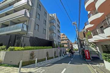 敷地の北東側前面道路（南東側から）