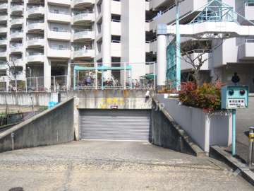 地階にあるシャッター付きの駐車場