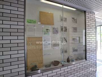 エントランスホールにある敷地から出土した遺跡に関するディスプレイ