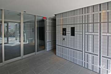 エントランスはオートロック付きです。