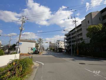 敷地北側の二車線の通り