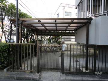 エントランスはオートロック付きです。