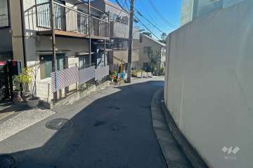 敷地北側の前面道路（西側から）