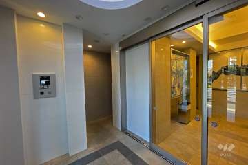 エントランスはオートロック付きです。