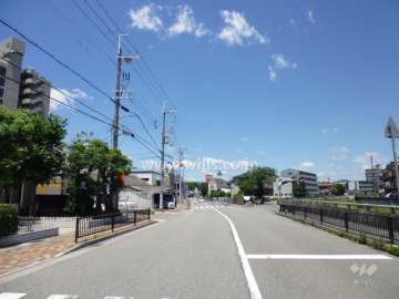 敷地東側の前面道路