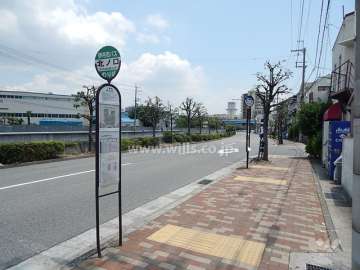 目の前にバス停があります。