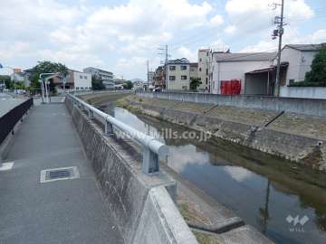 東側の前面道路を挟んで向かい側には駄六川が流れています。