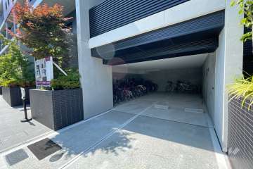 敷地内駐車場と屋内に設けられた駐輪場