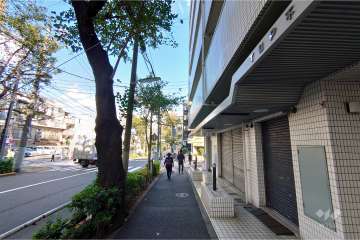 敷地北西側の前面道路（南西側から）