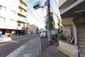 敷地北東側の前面道路（北西側から）