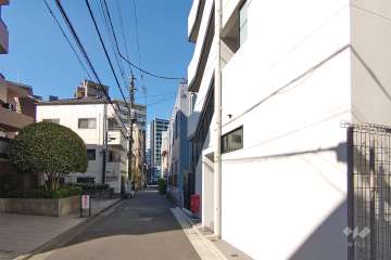 敷地西側の前面道路