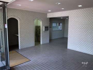 タイル張りのエントランスホール