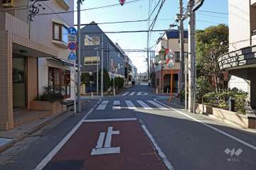 敷地南側の前面道路（東側から）