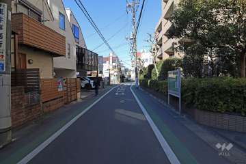 敷地西側の前面道路（南側から）