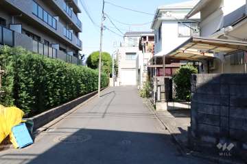 敷地南東側の前面道路(南西側から)