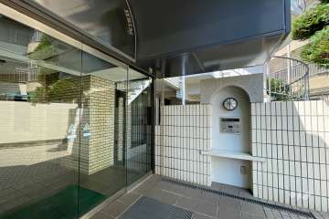 エントランスはオートロック付きです。