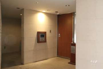 エントランスはオートロック付きです。