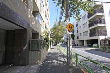 敷地南側の前面道路