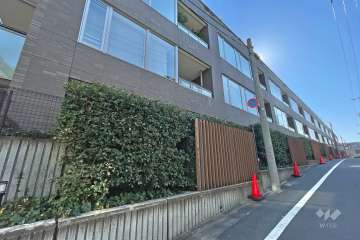 ザ諏訪山レジデンスの外観（北西側から）