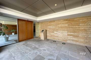 エントランスはオートロック付きです。