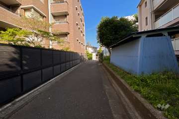 敷地南西側の前面道路（北西側から）