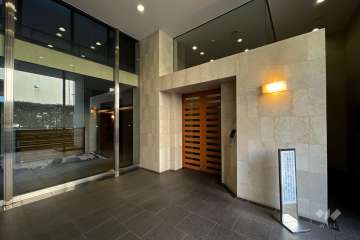 エントランスはオートロック付きです。