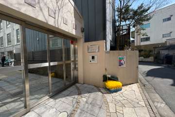 エントランスはオートロック付きです。