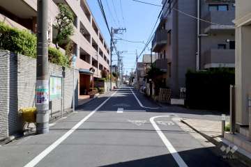 敷地西側の前面道路