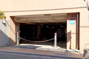 駐車場の出入り口（ロボットゲート付き）