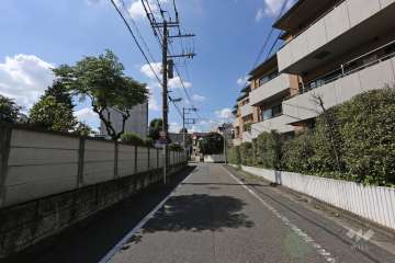 敷地南側の前面道路（東側から）