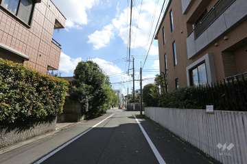 敷地東側の前面道路（北側から）