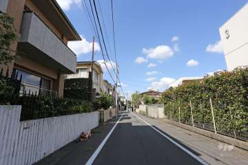 敷地東側の前面道路（南側から）