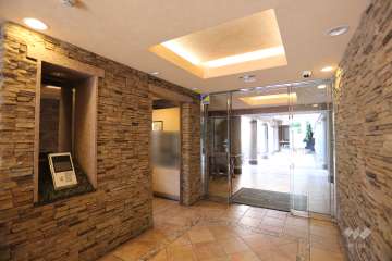 エントランスはオートロック付きです。