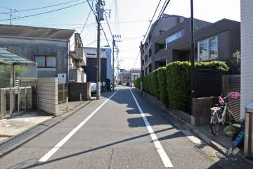 敷地東側の前面道路（北側から）