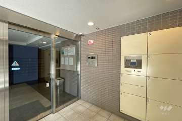 エントランスはオートロック付きです。