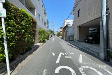 敷地南東側の前面道路（南西側から）