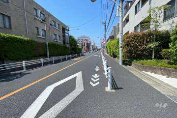 敷地西側の前面道路（南側から）