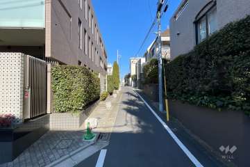 敷地の北東側前面道路