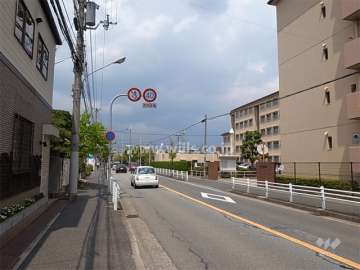 敷地西側の前面道路