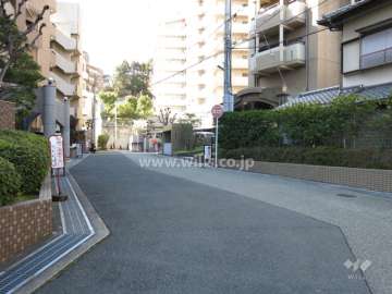 エントランス前に通り