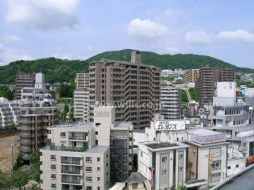 ヴィローゼ宝塚南口の遠景。周辺にはマンションが多く立ち並んでいます