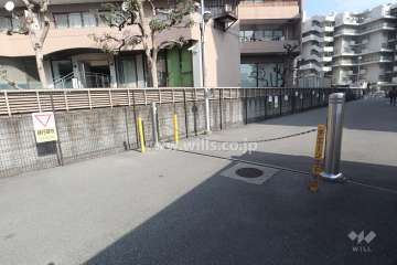 駐車場出入り口（ロボットゲート付き）