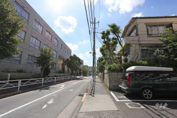 敷地南側の前面道路（東側から）