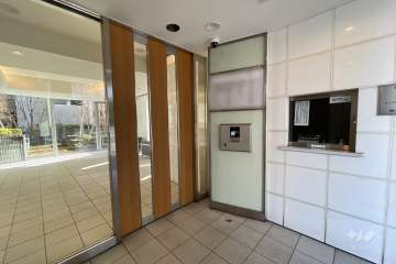 エントランスはオートロック付きです。